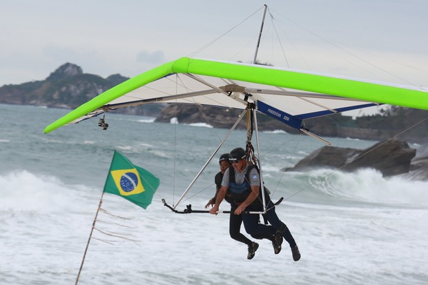 Ludmilla voa de Asa Delta na praia do Pepino em São Conrado, RJ (Foto: Dilson Silva / AgNews)