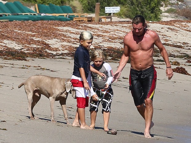 X17 - Gavin Rossdale com os filhos Zuma e Kingston em Malibu, nos Estados Unidos (Foto: X17online/ Agência)