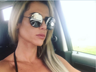 Denise Rocha chama atenção por seios fartos em selfie