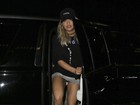 Rita Ora exibe calcinha ao deixar carro em noite ao lado de Justin Bieber