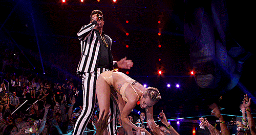 Miley Cyrus rebolando no VMA (Foto: Reprodução)
