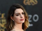 Anne Hathaway exibe boa forma dois meses após dar à luz
