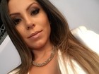 Andressa Ferreira posa decotadíssima em selfie postada na web
