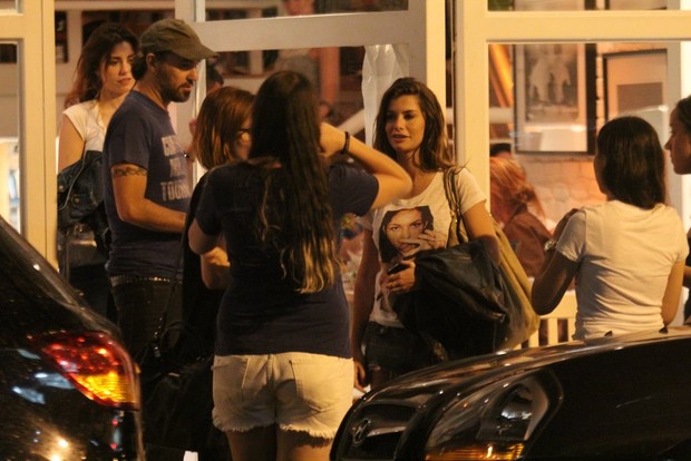 Alinne Moraes com amigos em restaurante no Rio (Foto: Rodrigo dos Anjos/ Ag. News)