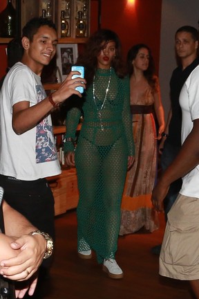 Rihanna saindo de churrascaria (Foto: Dilson Silva e Delson Silva/AgNews)