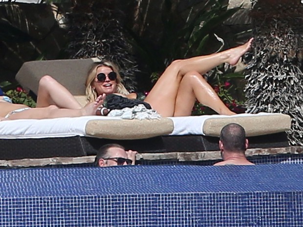 Jessica Simpson em piscina de hotel em Cabo San Lucas, no México (Foto: Grosby Group/ Agência)