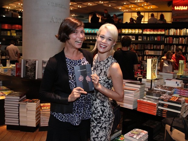 Maria Paula e Mariana Ximenes em lançamento de livro (Foto: Henrique Oliveira/AgNews)
