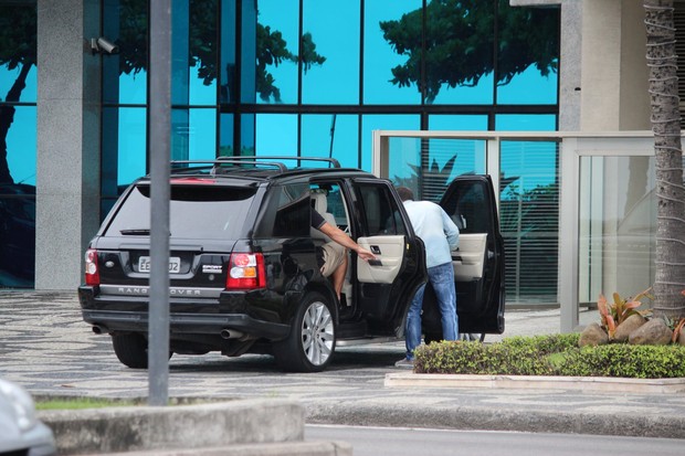  Ronaldo deixa seu apartamento no Leblon com sua noiva Paula Morais (Foto: Fabio Moreno/ Photo Rio News)