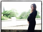 Poderosa! Carolina Ferraz exibe barrigão de grávida