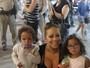 Mariah Carey faz programa com os filhos gêmeos