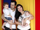 Retrato em família: ex-BBB Priscila Pires se diverte com o marido e os filhos
