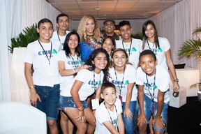 Beyoncé com fãs em Fortaleza, no Ceará (Foto: Facebook/ Reprodução)