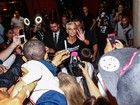 Xuxa causa tumulto, faz selfie com fãs e ganha estátua de santo após show