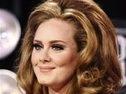 Adele sofre perseguição na internet após o nascimento do filho, diz jornal
