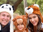 Fernanda Machado posa ao lado do filho vestido de urso