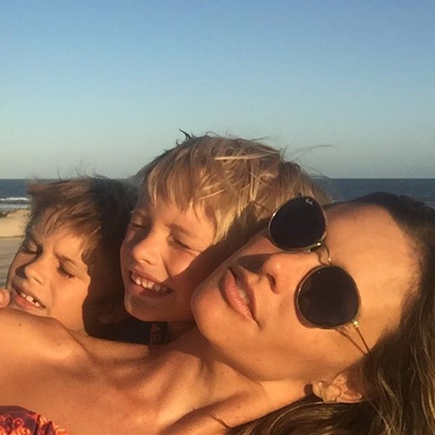 Fernanda Lima com os filhos (Foto: Reprodução / Instagram)
