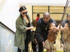 Kim Kardashian e Kanye West fazem compras com a filha, North