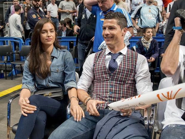 Cristiano Ronaldo e a namorada, a modelo Irina Shayk, em jogo de basquete em Madri, na Espanha (Foto: Grosby Group/ Agência)