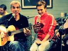 Ex-paquita Andrea Veiga canta 'Ilariê' em ritmo de bossa-nova. Vídeo!