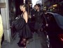 Jennifer Aniston usa look decotado em programa romântico em Paris