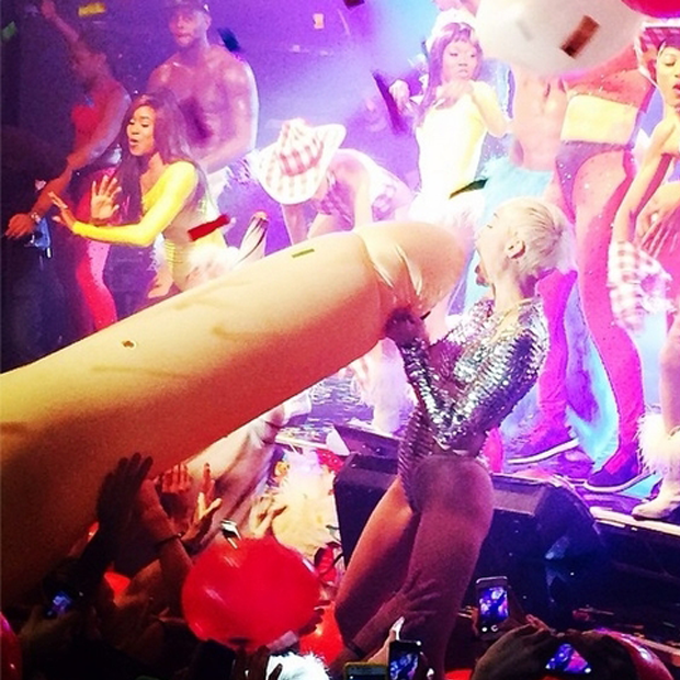 Miley Cyrus com pênis em show (Foto: Reprodução/Instagram)