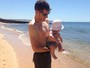 Fora da Copa, Iker Casillas leva filho à praia pela primeira vez