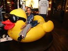 Anitta se diverte e posa para fotógrafos fazendo 'bico de pato' em evento