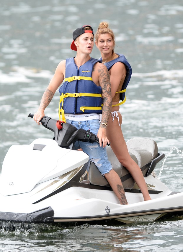 Justin Bieber e Hailey Baldwin andam de jet ski em Miami, nos Estados Unidos (Foto: Grosby Group/ Agência)