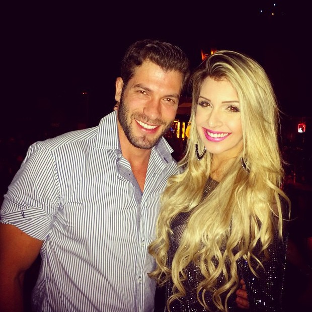Ex-BBBs Roni e Tatiele Polyana em casa de shows em São Paulo (Foto: Instagram/ Reprodução)