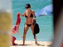 Erika Mader curte dia na praia de biquíni e mostra corpo sequinho