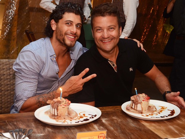 Jesus Luz e o empresário Peterson Ibrahim em restaurante na Zona Oeste do Rio (Foto: Ari Kaye/ Divulgação)