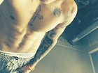 Justin Bieber enlouquece fãs ao mostrar tanquinho e tatuagens 