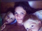 Fernanda Lima posa na cama com os gêmeos: 'Sobre ontem à noite'