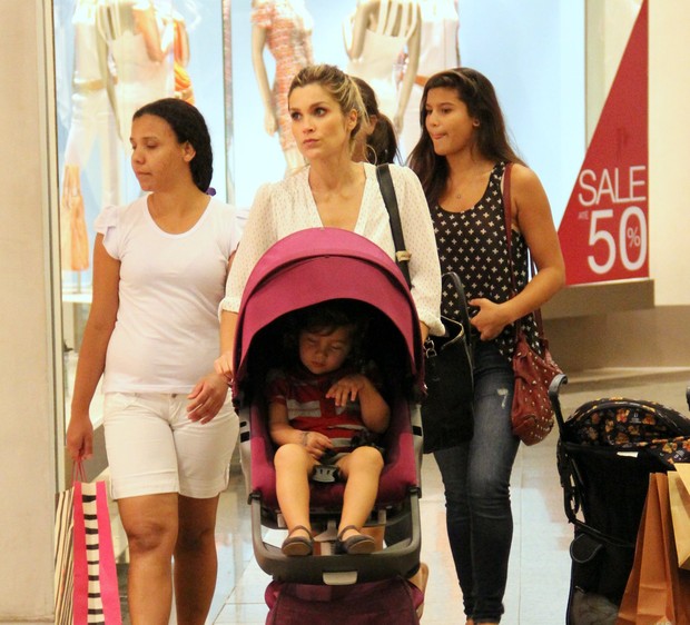 Flávia Alessandra com as filhas em shopping do Rio (Foto: Marcus Pavão / AgNews)