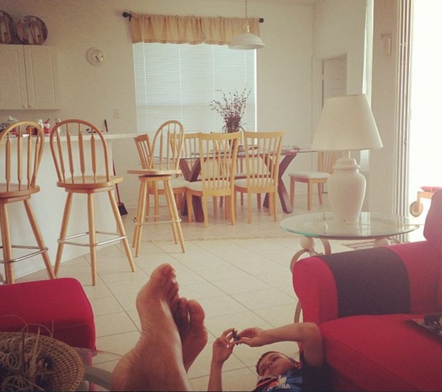 Sala de estar da casa de Carla Perez e Xandy nos EUA, em 2013 (Foto: Reprodução/Instagram)