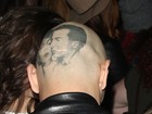 De cabeça raspada, James Franco deixa à mostra tatuagem enorme