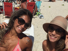 Mayra Cardi curte praia em visita ao Rio e mostra abdômen sarado