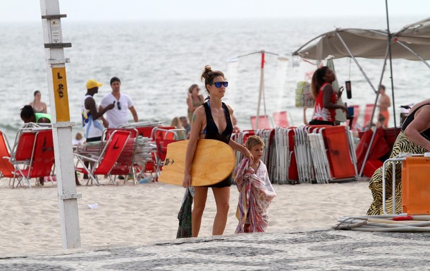 Fernanda Lima com o filho na praia (Foto: Wallace Barbosa / AgNews)