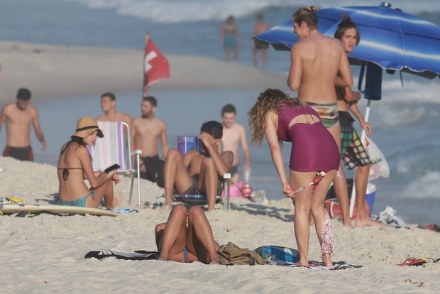 Rita Guedes na praia da Barra da Tijuca (Foto: Cristiana Santos/AgNews)