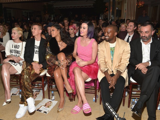 Miley Cyrus, Jeremy Scott, Rihanna, Katy Perry e Kanye West em evento em Los Angeles, nos Estados Unidos (Foto: Charley Gallay/ Getty Images)
