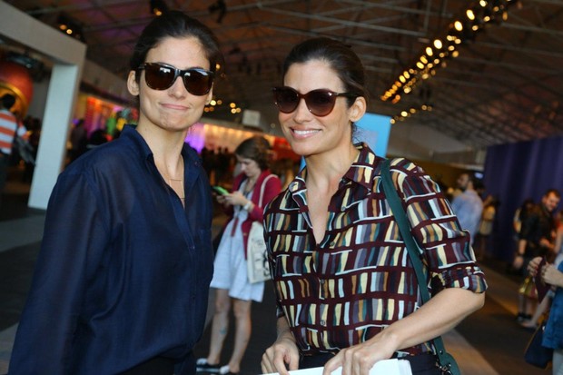 Renata Vasconcellos e a irmã gêmea no Fashion Rio (Foto: Marcellos Sá Barreto/ Ag.News)