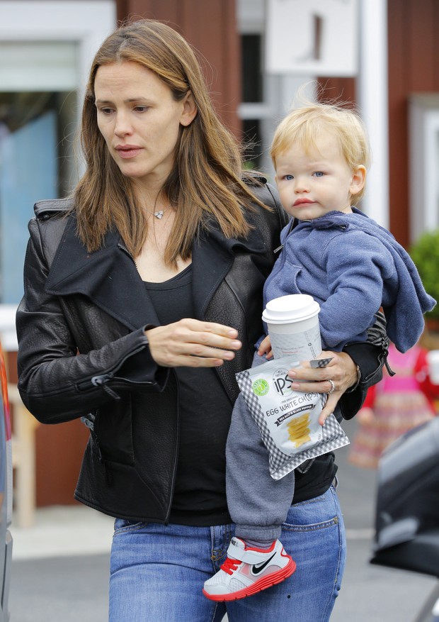 X17 - Jennifer Garner com o filho Samuel (Foto: X17 / Agência)