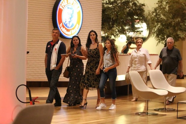 Bruna Marquezine com a família em um shopping na Barra da Tijuca, Zona Oeste do Rio (Foto: Ag News)