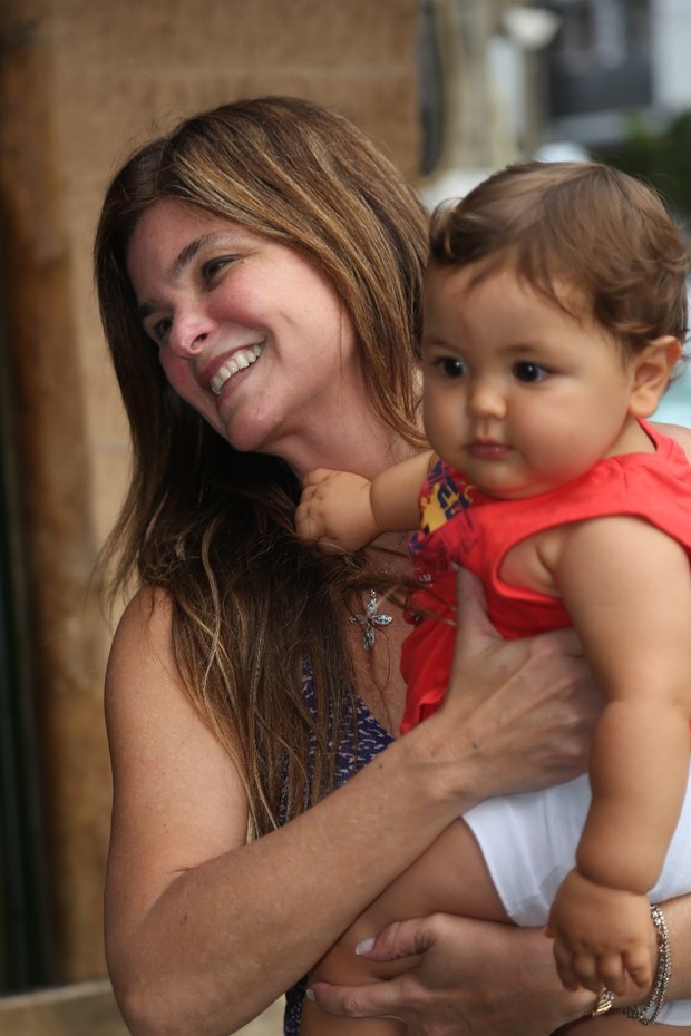 Cristiana Oliveira com o neto em Maceió (Foto: Fred POntes/ Divulgação)