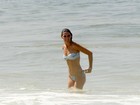 Glenda Kozlowski tem dia de praia e beijos no Rio