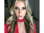 Bárbara Evans faz selfie com look superdecotado