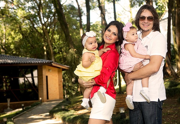 Nathalia Guimarães e Leandro posam com as filhas para o EGO (Foto: Iwi Onodera/EGO)