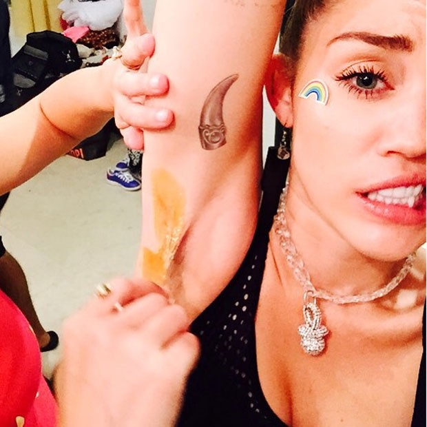 Miley Cyrus depila a axila com cera (Foto: Instagram/ Reprodução)