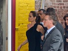 Angelina Jolie chama atenção pela perna fina em evento de gala