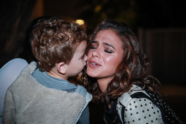 Bruna Marquezine ganha beijinho no rosto de criança (Foto: Raphael Castello/AgNews)
